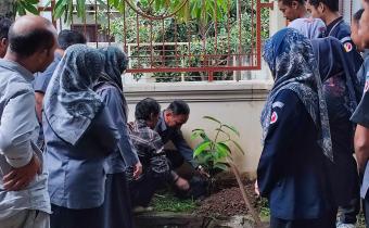 Ketua dan Kepala Sekretariat Bawaslu Kabupaten Semarang melakukan penanaman pohon integritas