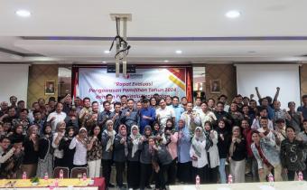 Foto bersama seluruh peserta usai kegiatan