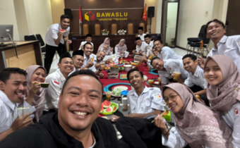 Keseruan buka bersama di kantor Bawaslu Kabupaten Semarang