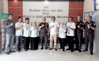 Foto bersama Bawaslu dan Kejaksaan Negeri Kabupaten Semarang