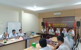 Ketua Bawaslu Kabupaten Semarang, Agus Riyanto (dua dari kiri) menyampaikan arahan dalam kegiatan Review Kehumasan dan Tindak Lanjut Publikasi di Aula Bawaslu Kabupaten Semarang Rabu, 21 Mei 2025