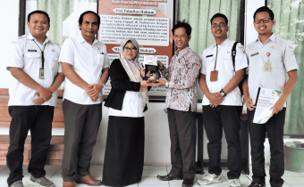 Foto bersama Bawaslu Kabupaten Semarang dengan Dekan FH Undaris