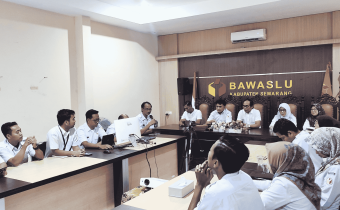 Suasana rapat internal Bawaslu Kabupaten Semarang