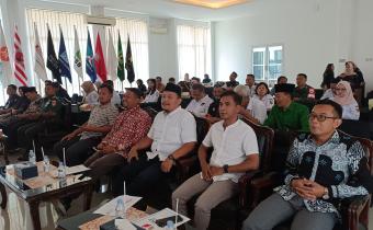 Anggota Bawaslu Kabupaten Semarang, Muharom Al Rosyid (dua dari kanan) dalam kegiatan pengawasan PDPB Triwulan II di KPU Kabupaten Semarang