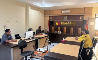 Kepala Sekretariat, Kasubag Penanganan Pelanggaran, Penyelesaian Sengketa Proses, dan Hukum (PPPSP) dan Kasubag Pengawasan dan Humas sedang memberikan arahan kepada Mahasiswa UNNES yang akan menjalani PKL di Bawaslu Kabupaten Semarang