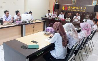 Ketua Bawaslu Kabupaten Semarang, Agus Riyanto saat memberikan sambutan pada kegiatan Rabu Smart yang mengusung tema "Peningkatan Kapasitas SDM sekretariat Bawaslu Kabupaten Semarang"