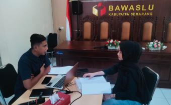Muharom saat sedang menjawab pertanyaan yang diajukan oleh Mahasiswi UNNES