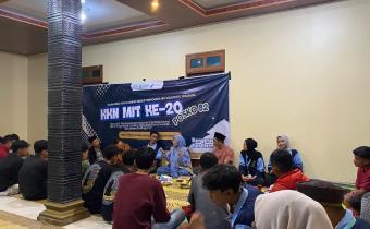 Ummi Nu'amah saat menyampaikan materi diskusi dalam kegiatan Bawaslu bersama dg KKN UIN Walisongo Semarang Posko 86 dan Karangtaruna Bhakti Pertiwi dengan tema "Politik Sehat, Desa Kuat" 