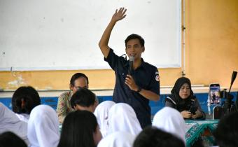 Koordinator Divisi Pencegahan, Parmas dan Humas Bawaslu Kabupaten Semarang, Muharom Al Rosyid dalam kegiatan Bawaslu Goes to School di SMA N 1 Ungaran, Selasa 12 Agustus 2025
