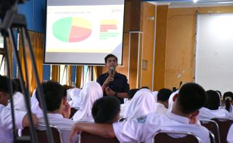 Koordinator Divisi Pencegahan, Parmas dan Humas Bawaslu Kabupaten Semarang, Muharom Al Rosyid dalam kegiatan Bawaslu Goes to School di SMA N 1 Ungaran, Selasa 12 Agustus 2025