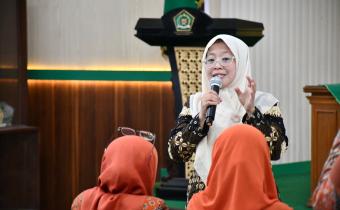 Anggota Bawaslu Kabupaten Semarang, Ummi Nu’amah (berdiri), mengajak perempuan pentingnya turut mengawal hak pilih.