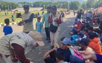 Bawaslu Kabupaten Semarang membagikan selebaran brosur posko aduan Pemutakhiran Data Pemilih Berkelanjutan (PPDB) kepada masyarakat