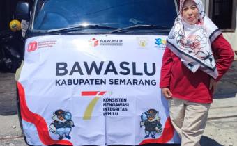 Bawaslu Kabupaten Semarang membawa mobil hias dengan ornamen bertema pengawasan pada Karnaval Budaya HUT ke-80 RI dan Hari Jadi ke-320 Ambarawa 