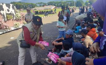 Bawaslu Kabupaten Semarang membagikan stiker kepada masyarakat