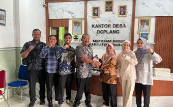 Penyerahan Plakat Kepada Pemerintah Desa Doplang Dalam Rangka Pembinaan Desa Anti Politik Uang, Selasa 2 September 2025