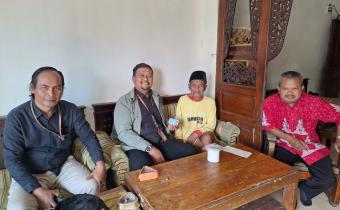 Ketua Bawaslu Kabupaten Semarang (ujung kiri) melakukan pengawasan proses coklit data pemilih atas nama Almadi, lahir 5 Februari 1921 (104 tahun), di Desa Kenteng, Kecamatan Bandungan.