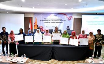 Bawaslu Kabupaten Semarang bersama Ketua Organisasi Perempuan usai penandatanganan nota kesepahaman