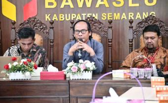 Bawaslu Kabupaten Semarang, Agus Riyanto (tengah) pimpin Rapat Koordinasi dengan Stakeholder Menjelang Pleno Pemutakhiran Data Pemilih Berkelanjutan (PDPB) Triwulan III Tahun 2025