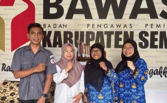 Anggota Bawaslu Kabupaten Semarang, Muharom Al Rosyid (ujung kiri), Ummi Nu'amah (kedua kiri) bersama perwakilan SMK Negeri H. Moenadi Ungaran (dua kanan)