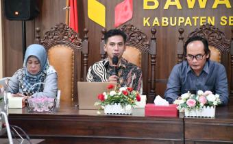 Anggota Bawaslu Kabupaten Semarang, Muharom Al Rosyid dalam kegiatan Rapat Koordinasi Dengan  Stakeholder Menjelang Pleno PDPB Triwulan III Tahun 2025 pada Selasa, 30 September 2025