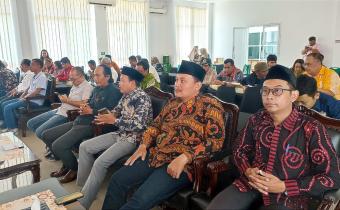 Ketua Bawaslu Kabupaten Semarang, Agus Riyanto (empat dari kanan) dalam kegiatan Pengawasan Rapat Pleno terbuka Rekapitulasi Daftar Pemilih Berkelanjutan Triwulan III Tahun 2025 di Aula KPU Kabupaten Semarang, Kamis 2 Oktober 2025 