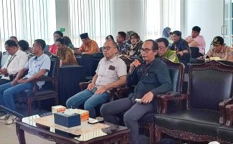 Ketua Bawaslu Kabupaten Semarang, Agus Riyanto (kanan) dalam kegiatan Pengawasan Rapat Pleno terbuka Rekapitulasi Daftar Pemilih Berkelanjutan Triwulan III Tahun 2025 di Aula KPU Kabupaten Semarang, Kamis 2 Oktober 2025 