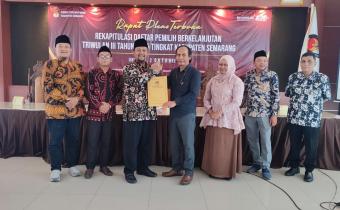 Ketua Bawaslu Kabupaten Semarang, Agus Riyanto (tengah) menerima Berita Acara pada Pengawasan Rapat Pleno terbuka Rekapitulasi Daftar Pemilih Berkelanjutan Triwulan III Tahun 2025 di Aula KPU Kabupaten Semarang, Kamis 2 Oktober 2025 