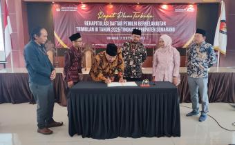 Ketua Bawaslu Kabupaten Semarang, Agus Riyanto (kiri) dalam kegiatan Pengawasan Rapat Pleno terbuka Rekapitulasi Daftar Pemilih Berkelanjutan Triwulan III Tahun 2025 di Aula KPU Kabupaten Semarang, Kamis 2 Oktober 2025 