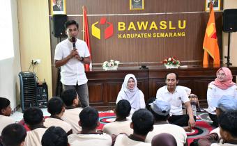 oordinator Divisi Pencegahan, Parmas dan Humas Muharom Al Rosyid berbicara dalam kegiatan studi visit SMK H Moenadi Ungaran, Rabu 8 Oktober 2025