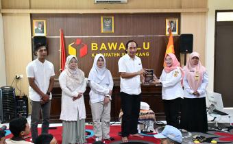 Penyerahan Cinderamata dari Bawaslu Kabupaten Semarang kepada SMK H.Moenadi Ungaran, Rabu 8 Oktober 2025