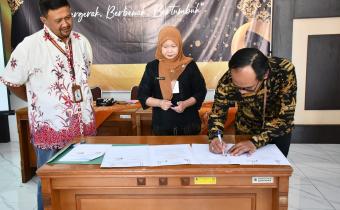 Ketua Bawaslu Kabupaten Semarang menandatangani MoU dengan SMK H.Moenadi Ungaran, Kamis 16 Oktober 2025