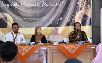 Ketua Bawaslu Kabupaten Semarang, Agus Riyanto (kanan) memberikan sambutan pada kegiatan penandantanganan MoU Bawaslu Kabupaten Semarang dengan SMK H.Moenadi Ungaran, Kamis 16 Oktober 2025
