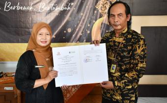 Ketua Bawaslu Kabupaten Semarang Agus Riyanto (kanan) bersama Kepala Sekolah SMK H.Moenadi Ungaran Mariati pada kegiatan penandatanganan MoU, Kamis 16 Oktober 2025