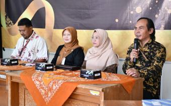 Ketua Bawaslu Kabupaten Semarang, Agus Riyanto dalam sambutan kegiatan Penandatanganan Kerjasama antara Bawaslu Kabupaten Semarang - SMK H.Moenadi Ungaran, Kamis 16 Oktober 2025