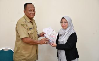 Anggota Bawaslu Kabupaten Semarang, Ummi Nu'amah memberikan literasi buku kepada Kepala Dinas Arpus Kabupaten Semarang, Heru Cahyono dalam kegiatan Audiensi Bawaslu Kabupaten Semarang, Selasa 21 Oktober 2025