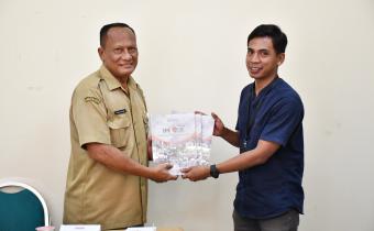 Anggota Bawaslu Kabupaten Semarang, Muharom Al Rosyid menyampaikan literasi buku Bawaslu Kabupaten Semarang kepada Dinas Arpus Kabupaten Semarang, Selasa 21 Oktober 2025