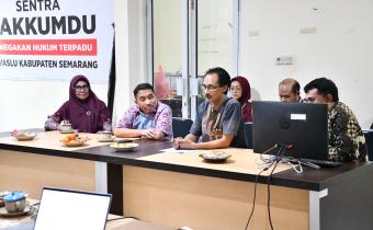 Kepala Biro Keuangan dan Barang Milik Negara Bawaslu RI, Pakerti Luhur (kemeja ungu) dalam kunjungan kesiapan satker di Bawaslu Kabupaten Semarang, Jumat 24 Oktober 2025