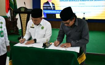 Ketua Bawaslu Kabupaten Semarang, Agus Riyanto (kanan) bersama Kepala Kantor Kementerian Agama Kabupaten Semarang H.Tayinul Biri Bagus Nugroho menandatangani MoU Pengembangan Pengawasan Partisipatif pada Senin 3 November 2025