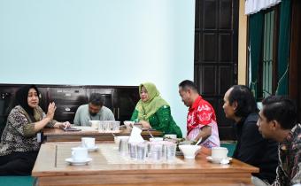 Ketua Kwarcab Pramuka Semarang, Nur Arifah dalam penerimaan audiensi Bawaslu Kabupaten Semarang di Rumah Dinas Wakil Bupati Semarang, Jumat, 7 november 2025