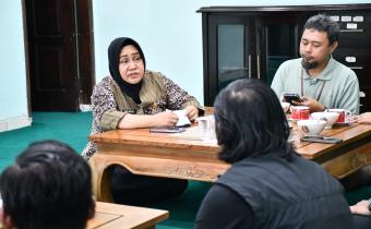 Ketua Kwarcab Pramuka Semarang, Nur Arifah dalam penerimaan audiensi Bawaslu Kabupaten Semarang di Rumah Dinas Wakil Bupati Semarang, Jumat, 7 november 2025