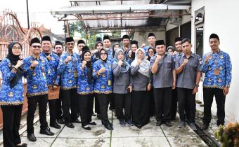 Foto bersama jajaran pimpinan dan sekretariat Bawaslu Kabupaten Semarang pasca Upacara Hari Pahlawan, Senin 10 November 2025