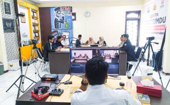 Suasana pengambilan video simulasi penyelesaian sengketa proses di Bawaslu Kabupaten Semarang dengan jajaran sidang dan tim produksi yang sedang menjalankan peran masing-masing.