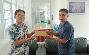 Anggota Bawaslu Kabupaten Semarang, Muharom Al Rosyid (kanan) menyampaikan Imbauan  Pemutakhiran Data Pemilih  Berkelanjutan Triwulan IV Tahun 2025 kepada KPU Kabupaten Semarang.