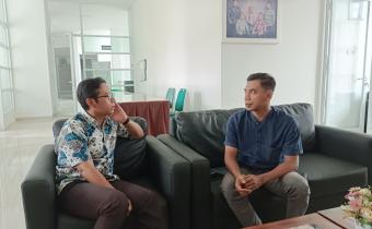 Anggota Bawaslu Kabupaten Semarang, Muharom Al Rosyid (kanan) melakukan komunikasi dengan Anggota KPU Kabupaten Semarang (kiri) terkait pelaksanaan Coktas.