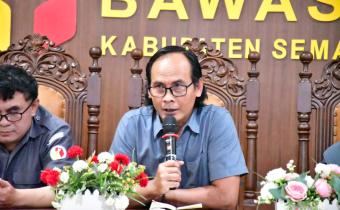 Ketua Bawaslu Kabupaten Semarang, Agus Riyanto dalam rapat seninan di Aula Bawaslu Kabupaten Semarang, Senin 17 November 2025