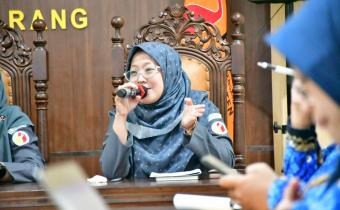 Koordinator Divisi Hukum dan Penyelesaian Sengketa Bawaslu Kabupaten Semarang Ummi Nu'amah dalam rapat rutin seninan, senin 17 November 2025 di Aula Bawaslu Kabupaten Semarang