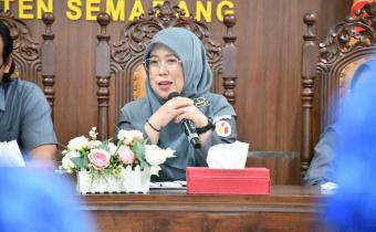 Koordinator Divisi Sumber Daya Manusia, Organisasi dan Diklat Bawaslu Kabupaten Semarang, Fithriyah dalam rapat rutin seninan di Aula Bawaslu Kabupaten Semarang, Senin 17 November 2025
