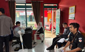 Koordinator Divisi SDMO dan Diklat Bawaslu Kabupaten Semarang, Fithriyah (tengah) melaksanakan pengawasan coktas di Desa Pasekan, Ambarawa, Kamis 20 November 2025