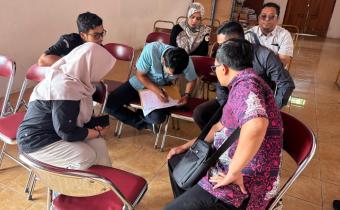 Koordinator Divisi SDMO dan Diklat Bawaslu Kabupaten Semarang, Fithriyah (kiri) melaksanakan pengawasan coktas di Desa Pasekan, Ambarawa, Kamis 20 November 2025