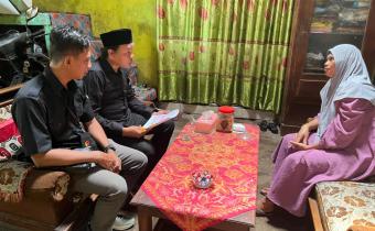 Anggota Bawaslu Kabupaten Semarang Muharom Al Rosyid (kiri) mengawasi giat coktas yang dilaksanakan oleh Anggota KPU Kabupaten Semarang Mohamad Talkhis (kanan), Kamis 20 November 2025